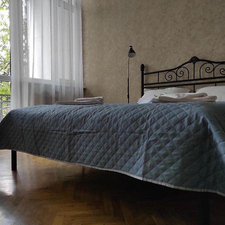 Tranquil Apartment In Vake Tbilisi Ngoại thất bức ảnh