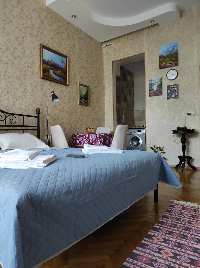 Tranquil Apartment In Vake Tbilisi Ngoại thất bức ảnh
