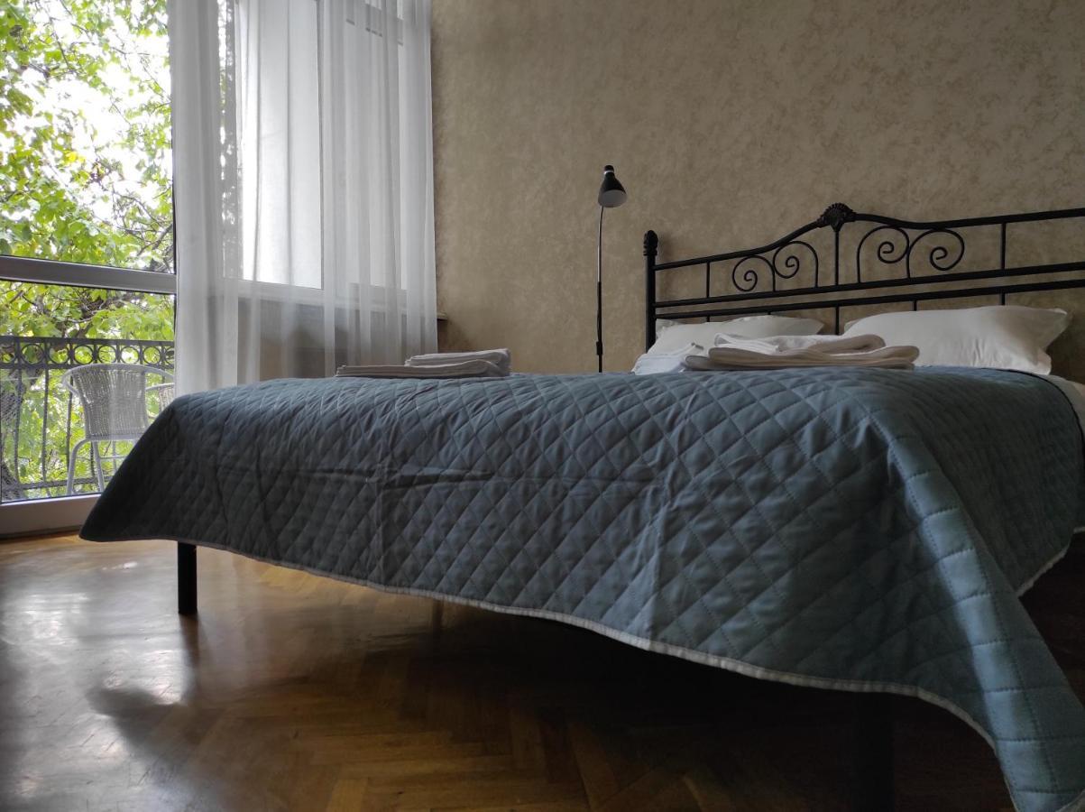 Tranquil Apartment In Vake Tbilisi Ngoại thất bức ảnh