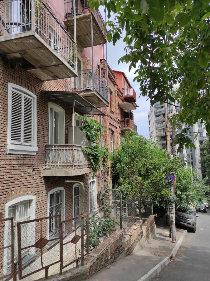Tranquil Apartment In Vake Tbilisi Ngoại thất bức ảnh