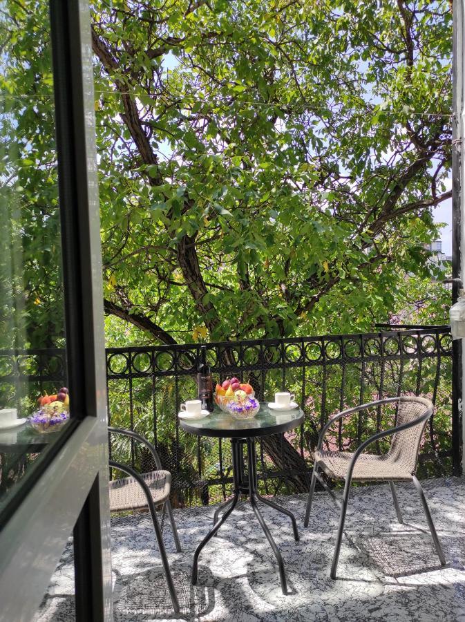 Tranquil Apartment In Vake Tbilisi Ngoại thất bức ảnh